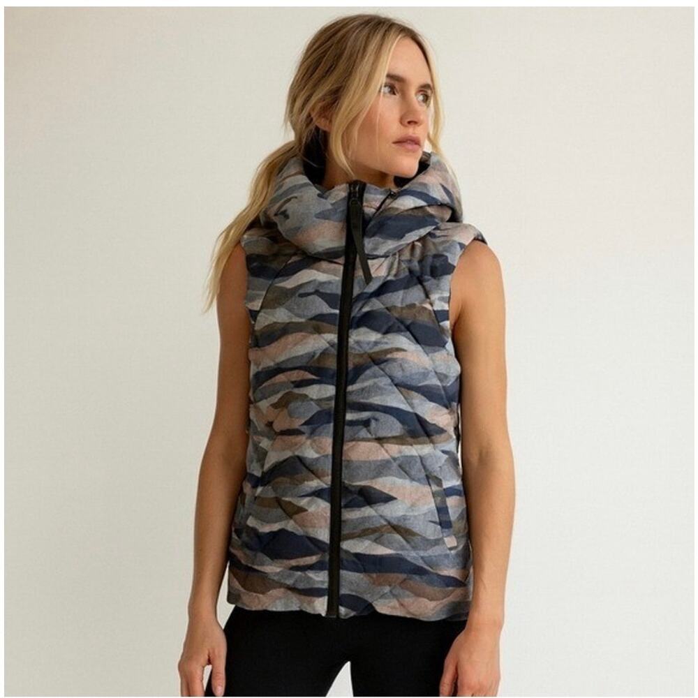Lululemon The Fluffiest Puffer Vest 6 Cashew Coast Camo Butter Reversible Down - Picture 3 of 15